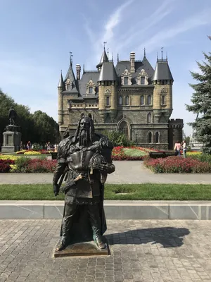 Cuva | Готический замок под Тольятти 🏰 Замок Гарибальди в Самарской  области выглядит как средневековая постройка, хотя появился в 2000-х.  Туристов встречают грифоны, гаргульи и рыцари. Видео: @jul_gonch | Дзен