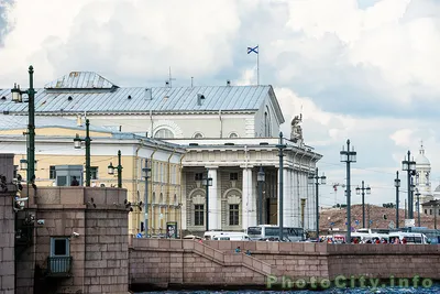 А вы вообще Санкт-Петербургскую биржу видели? Показываю