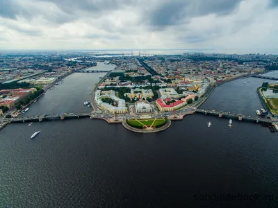 Здание биржи в Санкт-Петербурге