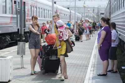 В Новороссийске пассажиры на ж/д вокзале мокнут на мосту и просят  установить навес – Новости Новороссийска