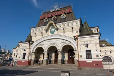 Ретропоезд «Победа» встретили жители Владивостока на вокзале в преддверии 9  Мая - KP.RU