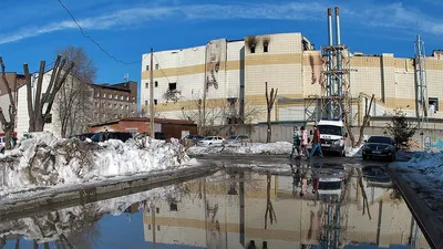NEWSru.com :: На месте сгоревшего торгового центра \"Зимняя вишня\" в Кемерово,  где погибли 60 человек, открылся \"Сквер ангелов\" (ВИДЕО)