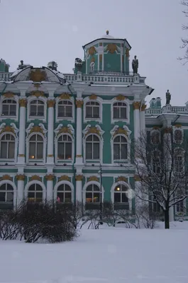 Обои Зимний Дворец Города Санкт-Петербург, Петергоф (Россия), обои для  рабочего стола, фотографии зимний, дворец, города, санкт, петербург,  петергоф, россия, колонны, окна, большой, флаг Обои для рабочего стола,  скачать обои картинки заставки на